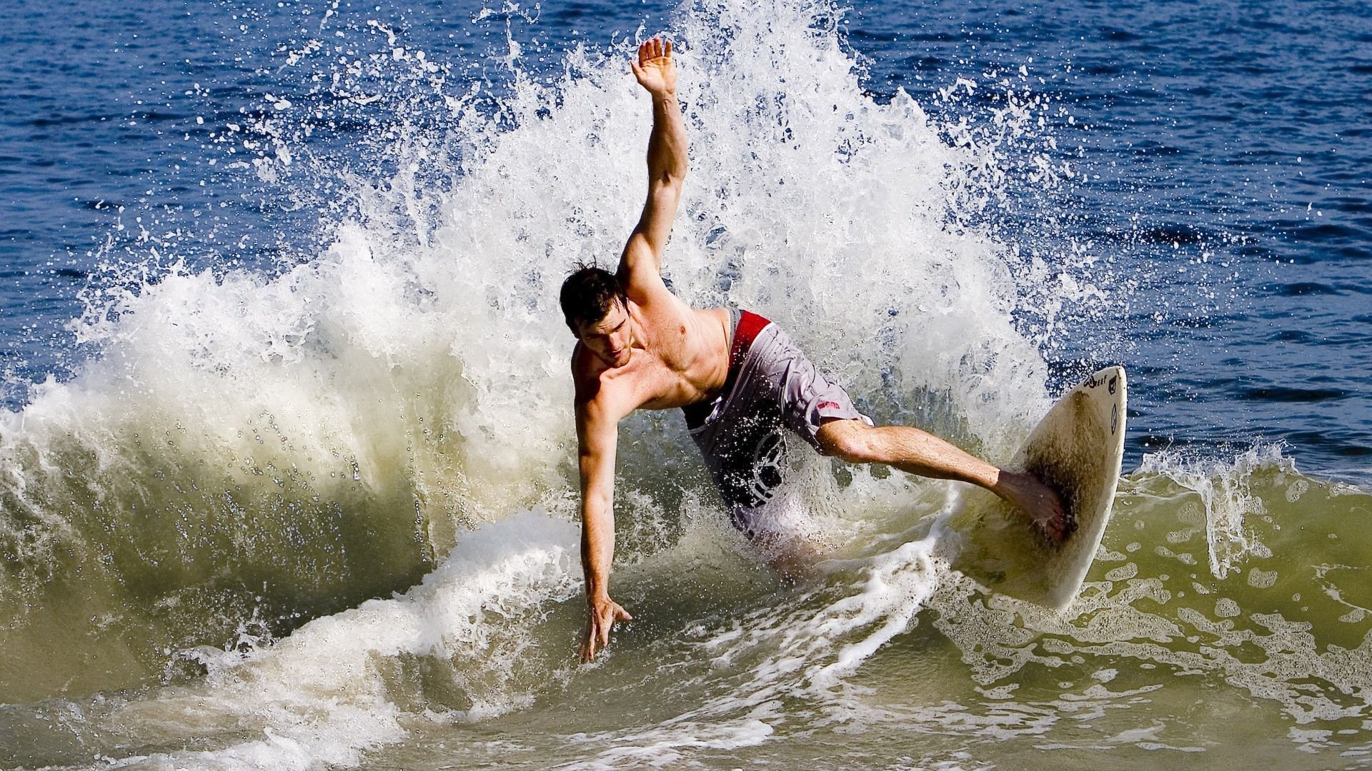 从沙漠到高地，姆巴佩关键一击，阿尔及利亚踏平苏格兰的战术启示