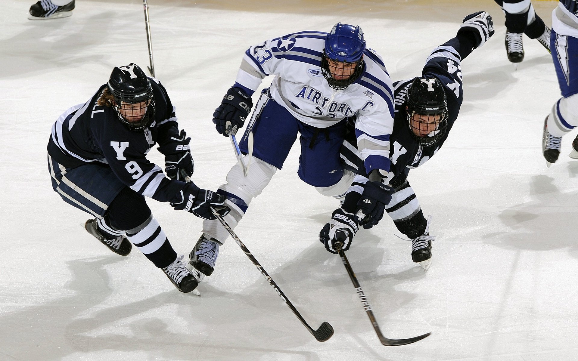 当马刺淘汰猛龙，利拉德在德甲争冠战接管比赛，体育世界的平行叙事